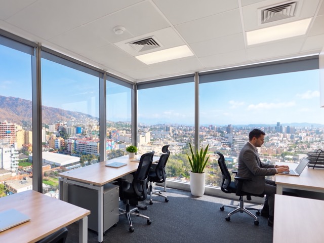 Oficina privada en esquina con vista a los cerros de Surco